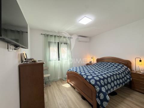 Moradia t2+1 com quintal totalmente remodelada em almada