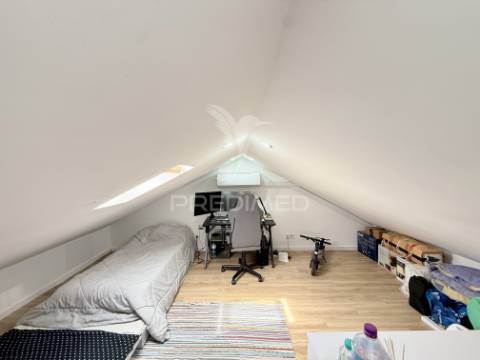 Moradia t2+1 com quintal totalmente remodelada em almada