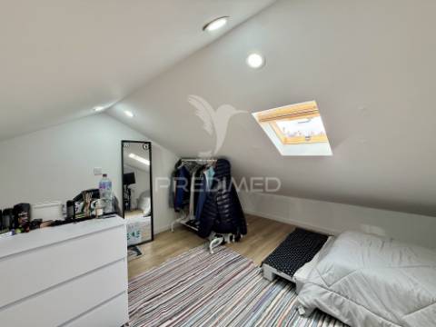 Moradia t2+1 com quintal totalmente remodelada em almada