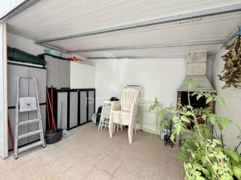 Moradia t2+1 com quintal totalmente remodelada em almada