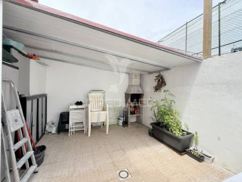 Moradia t2+1 com quintal totalmente remodelada em almada