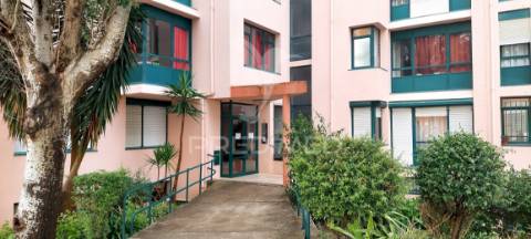 Apartamento t1 na av. general humberto delgado, monte abraão, renovado e pronto a habitar.