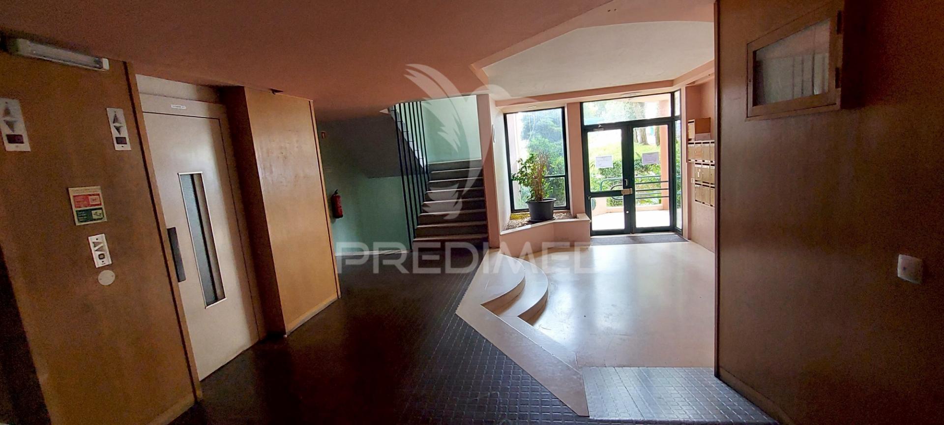 Apartamento t1 na av. general humberto delgado, monte abraão, renovado e pronto a habitar.