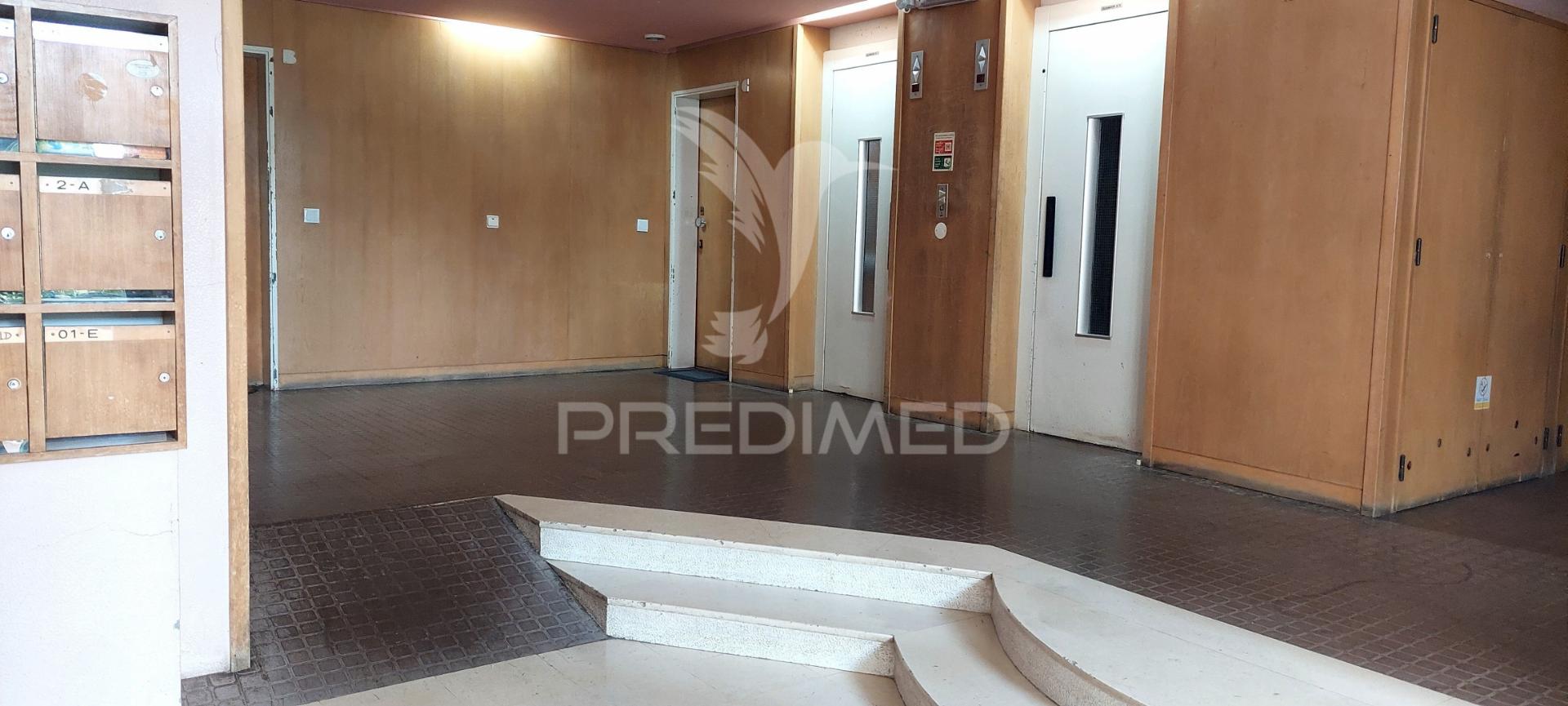 Apartamento t1 na av. general humberto delgado, monte abraão, renovado e pronto a habitar.