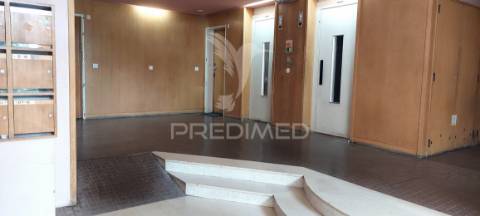 Apartamento t1 na av. general humberto delgado, monte abraão, renovado e pronto a habitar.