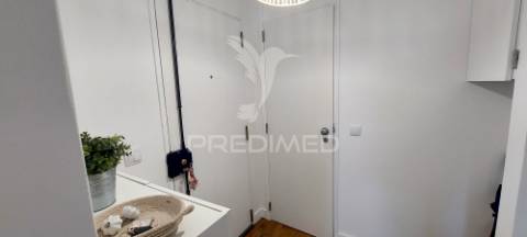 Apartamento t1 na av. general humberto delgado, monte abraão, renovado e pronto a habitar.