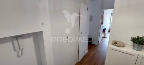 Apartamento t1 na av. general humberto delgado, monte abraão, renovado e pronto a habitar.