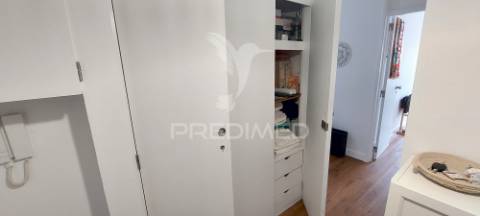 Apartamento t1 na av. general humberto delgado, monte abraão, renovado e pronto a habitar.