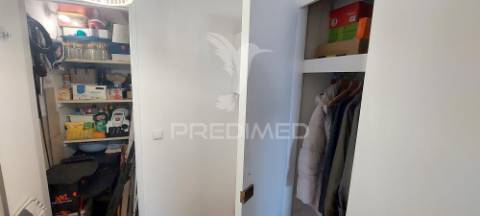 Apartamento t1 na av. general humberto delgado, monte abraão, renovado e pronto a habitar.