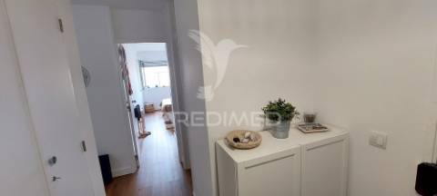 Apartamento t1 na av. general humberto delgado, monte abraão, renovado e pronto a habitar.