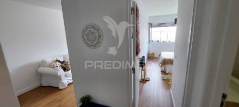 Apartamento t1 na av. general humberto delgado, monte abraão, renovado e pronto a habitar.