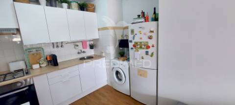 Apartamento t1 na av. general humberto delgado, monte abraão, renovado e pronto a habitar.