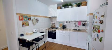 Apartamento t1 na av. general humberto delgado, monte abraão, renovado e pronto a habitar.