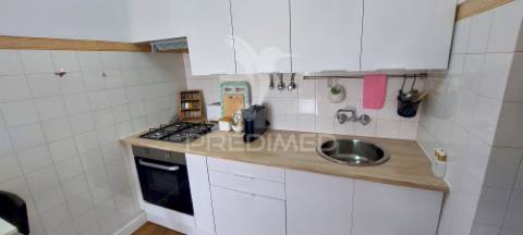 Apartamento t1 na av. general humberto delgado, monte abraão, renovado e pronto a habitar.