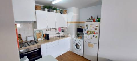 Apartamento t1 na av. general humberto delgado, monte abraão, renovado e pronto a habitar.
