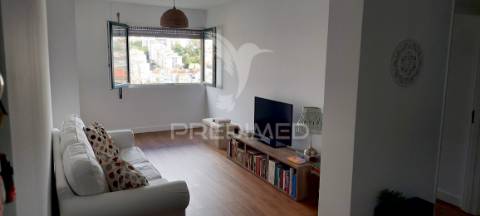 Apartamento t1 na av. general humberto delgado, monte abraão, renovado e pronto a habitar.