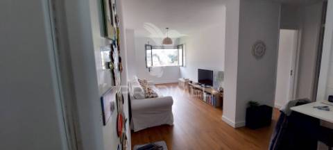 Apartamento t1 na av. general humberto delgado, monte abraão, renovado e pronto a habitar.