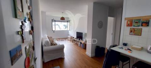 Apartamento t1 na av. general humberto delgado, monte abraão, renovado e pronto a habitar.
