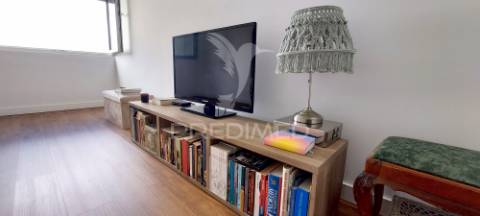 Apartamento t1 na av. general humberto delgado, monte abraão, renovado e pronto a habitar.