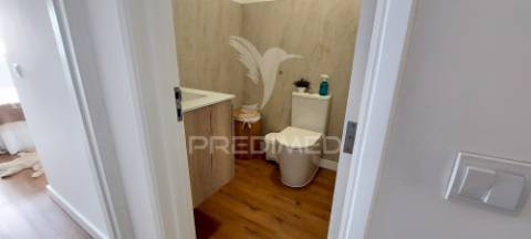 Apartamento t1 na av. general humberto delgado, monte abraão, renovado e pronto a habitar.