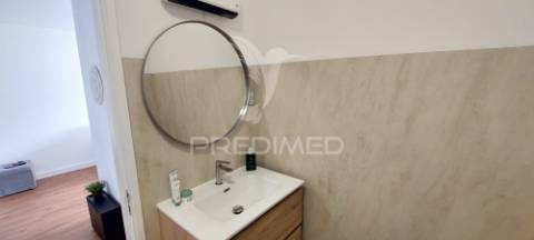 Apartamento t1 na av. general humberto delgado, monte abraão, renovado e pronto a habitar.