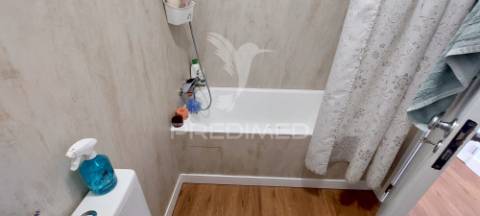 Apartamento t1 na av. general humberto delgado, monte abraão, renovado e pronto a habitar.