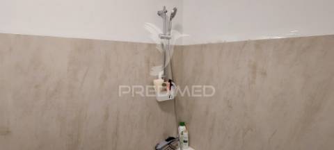 Apartamento t1 na av. general humberto delgado, monte abraão, renovado e pronto a habitar.