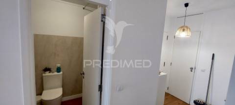 Apartamento t1 na av. general humberto delgado, monte abraão, renovado e pronto a habitar.