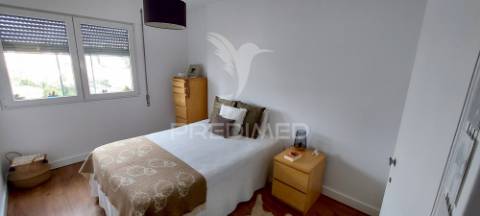 Apartamento t1 na av. general humberto delgado, monte abraão, renovado e pronto a habitar.