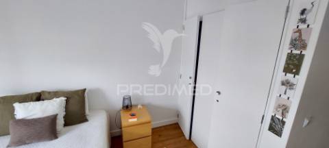 Apartamento t1 na av. general humberto delgado, monte abraão, renovado e pronto a habitar.
