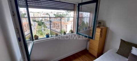 Apartamento t1 na av. general humberto delgado, monte abraão, renovado e pronto a habitar.
