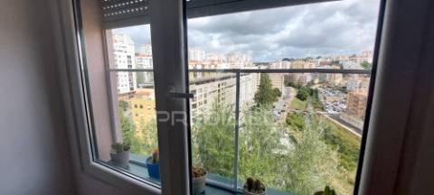 Apartamento t1 na av. general humberto delgado, monte abraão, renovado e pronto a habitar.