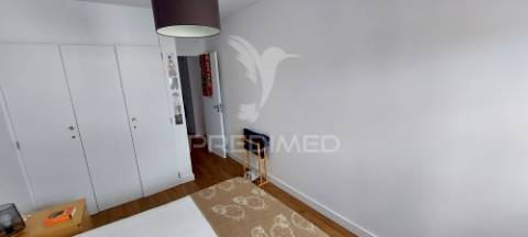 Apartamento t1 na av. general humberto delgado, monte abraão, renovado e pronto a habitar.