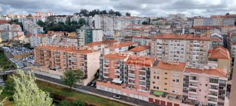 Apartamento t1 na av. general humberto delgado, monte abraão, renovado e pronto a habitar.