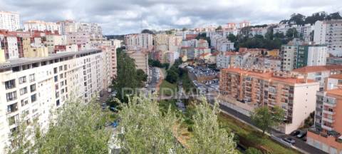 Apartamento t1 na av. general humberto delgado, monte abraão, renovado e pronto a habitar.