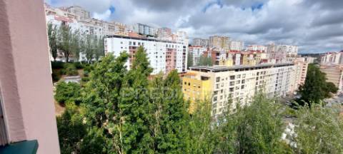 Apartamento t1 na av. general humberto delgado, monte abraão, renovado e pronto a habitar.