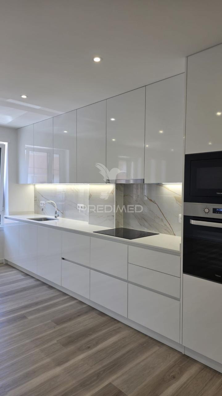 Apartamento t3 remodelado na nazaré para comprar