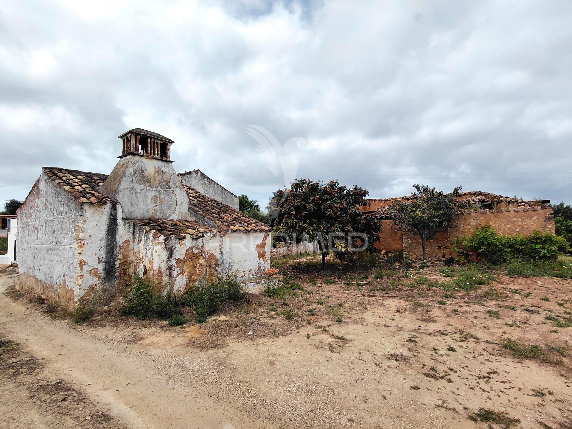 Moradia para reconstrução com terreno de 1.294 m² - próximo de olhão e faro