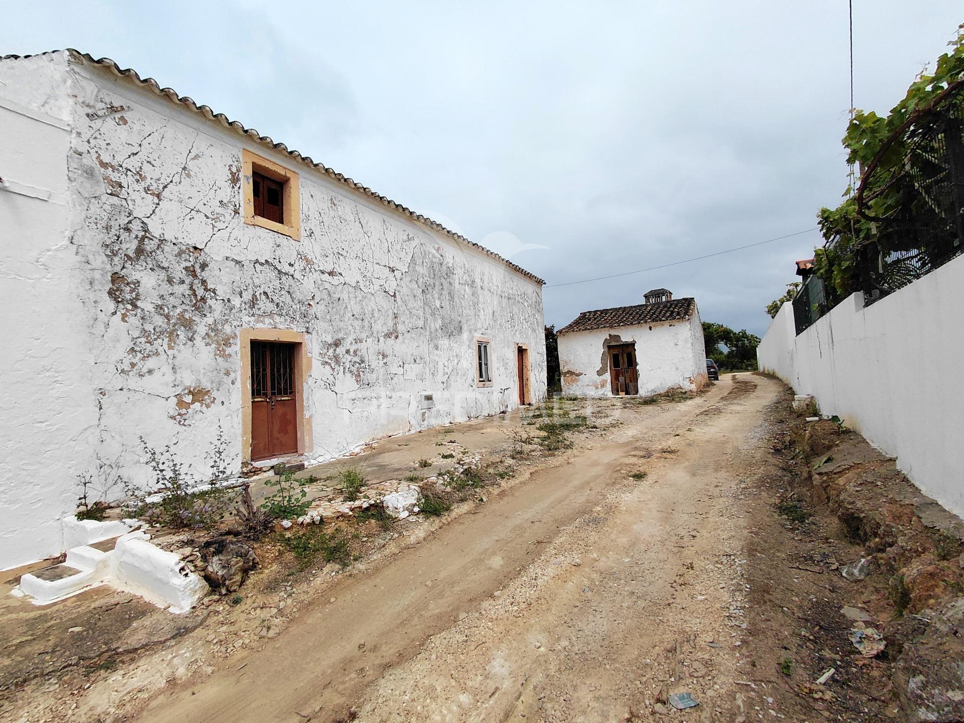 Moradia para reconstrução com terreno de 1.294 m² - próximo de olhão e faro