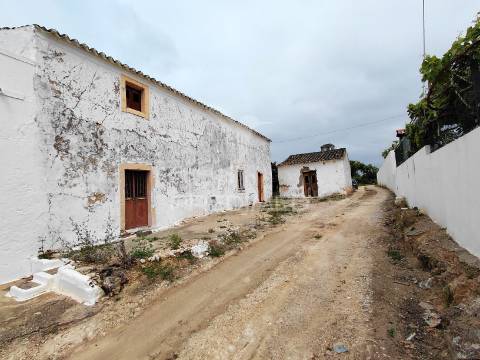 Moradia para reconstrução com terreno de 1.294 m² - próximo de olhão e faro
