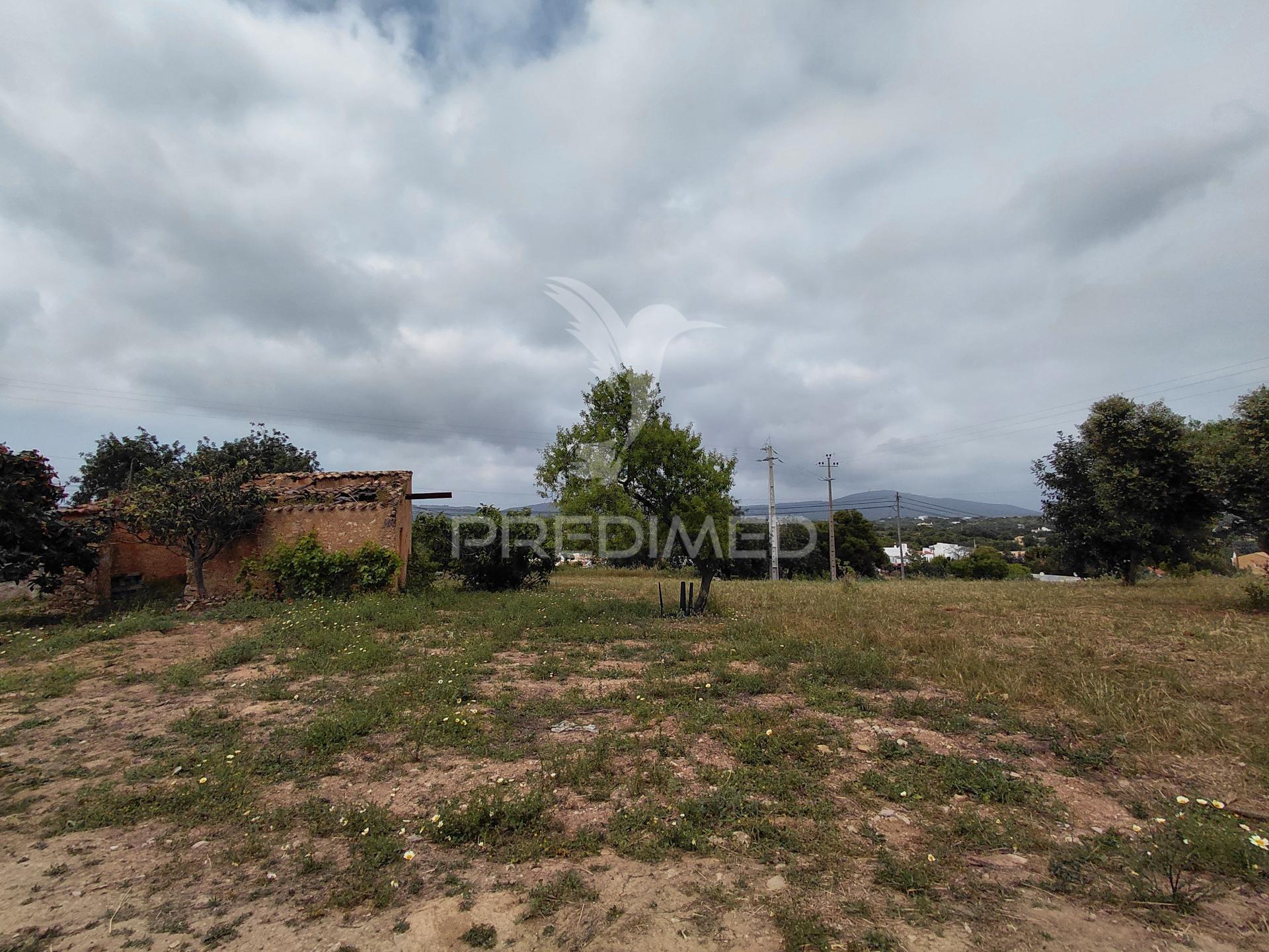 Moradia para reconstrução com terreno de 1.294 m² - próximo de olhão e faro