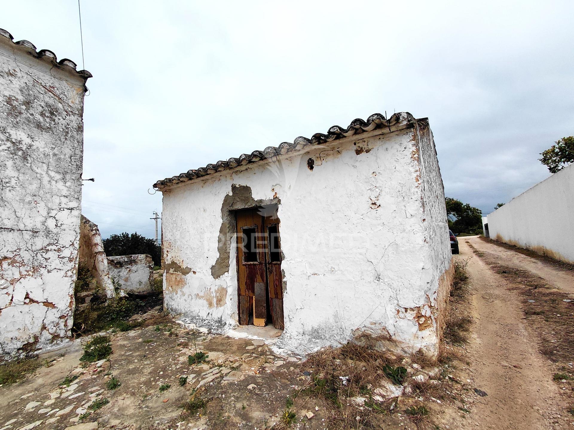 Moradia para reconstrução com terreno de 1.294 m² - próximo de olhão e faro