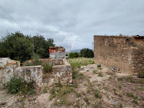 Moradia para reconstrução com terreno de 1.294 m² - próximo de olhão e faro