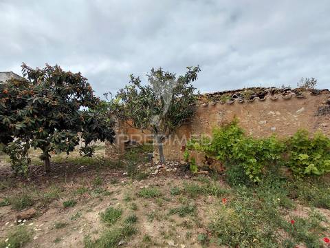 Moradia para reconstrução com terreno de 1.294 m² - próximo de olhão e faro