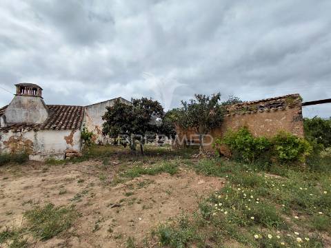 Moradia para reconstrução com terreno de 1.294 m² - próximo de olhão e faro