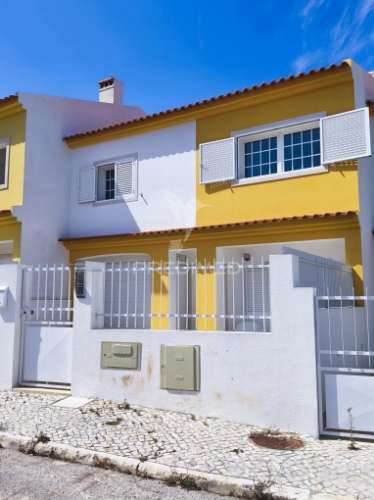 2 suítes, piscina, terraço, varanda, parqueamento, lavandaria
