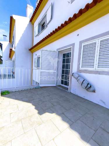 2 suítes, piscina, terraço, varanda, parqueamento, lavandaria