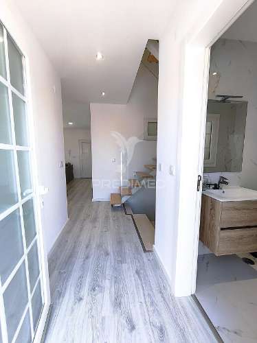 2 suítes, piscina, terraço, varanda, parqueamento, lavandaria
