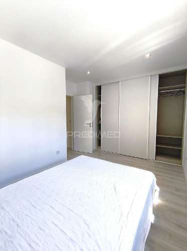 2 suítes, piscina, terraço, varanda, parqueamento, lavandaria