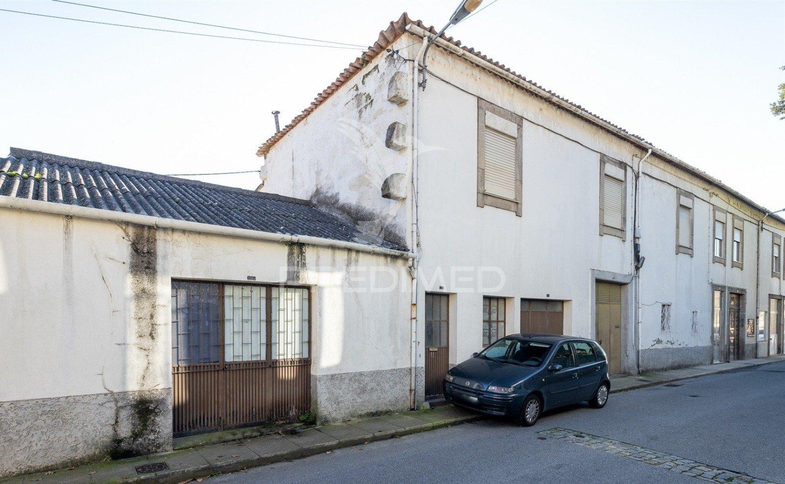 Moradia térrea antiga para venda na rua senhora da hora, campanhã, porto